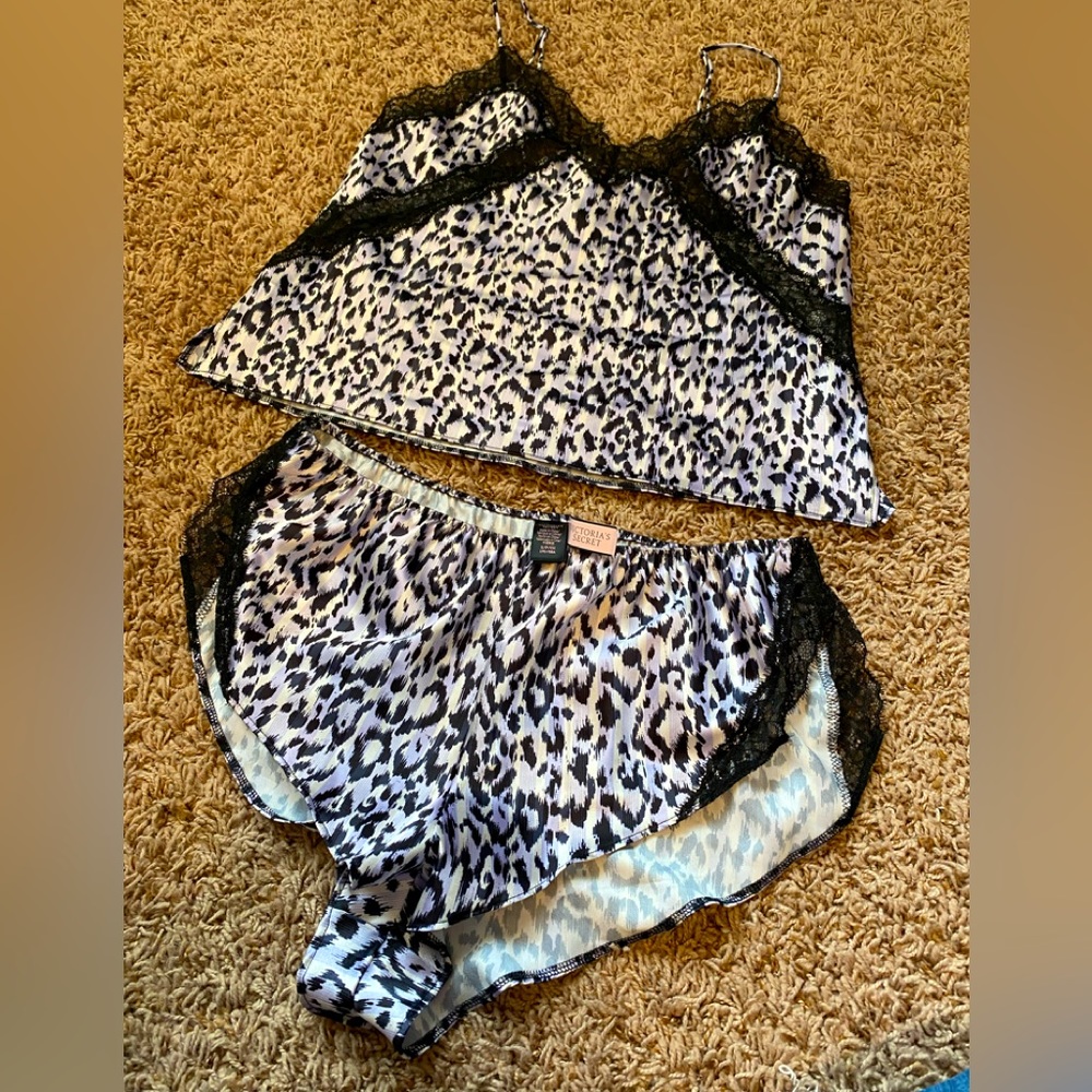 Brand new-With tags. Victoria’s Secret 2 piece nightie. Size small.